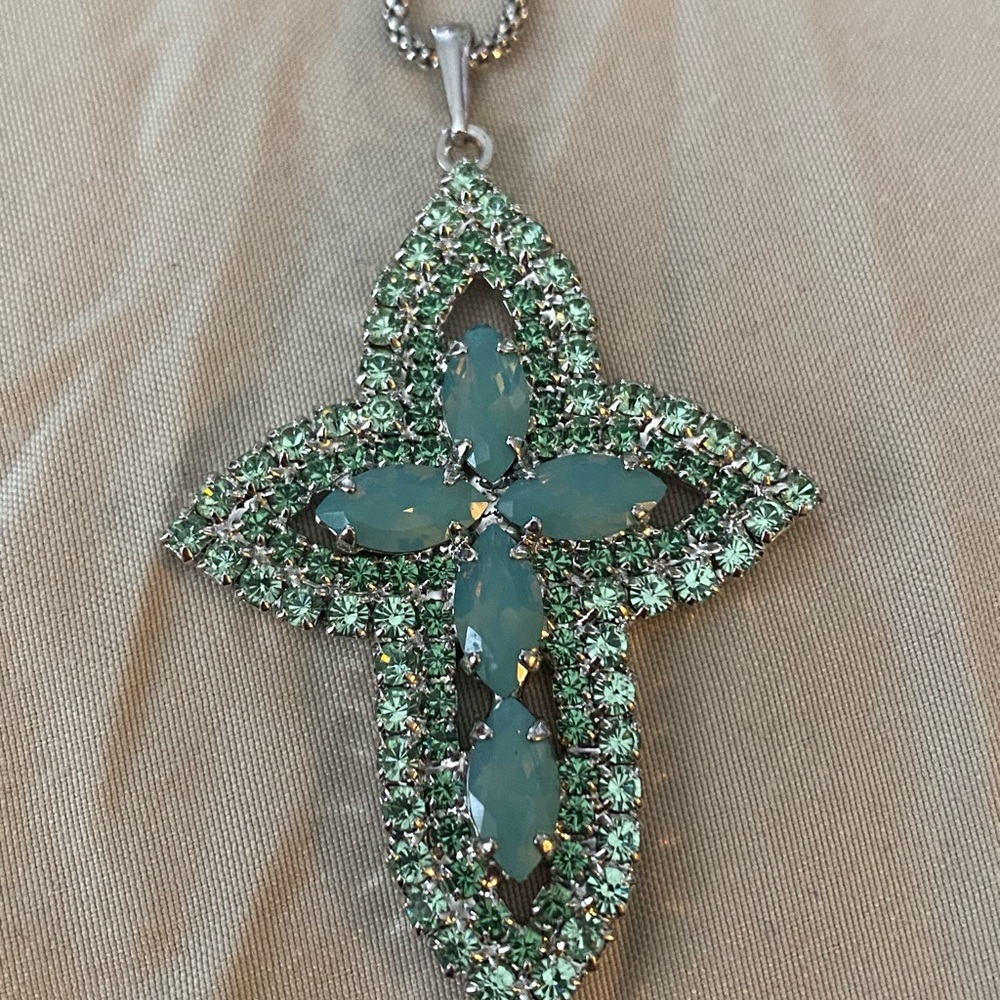 Brand New Elegant Green Cross Pendant - Picture 6 of 7